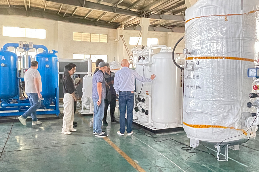 Az orosz ügyfelek meglátogatják a gyárunkat, hogy értékeljék a nitrogéngenerátor kiváló minőségét