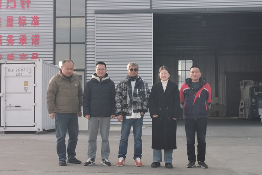 A Cote D 'Elefántcsontparti ügyfél megvizsgálta a gyárat, és a helyszínen aláírta a konténer -oxigéngenerátor szerződést